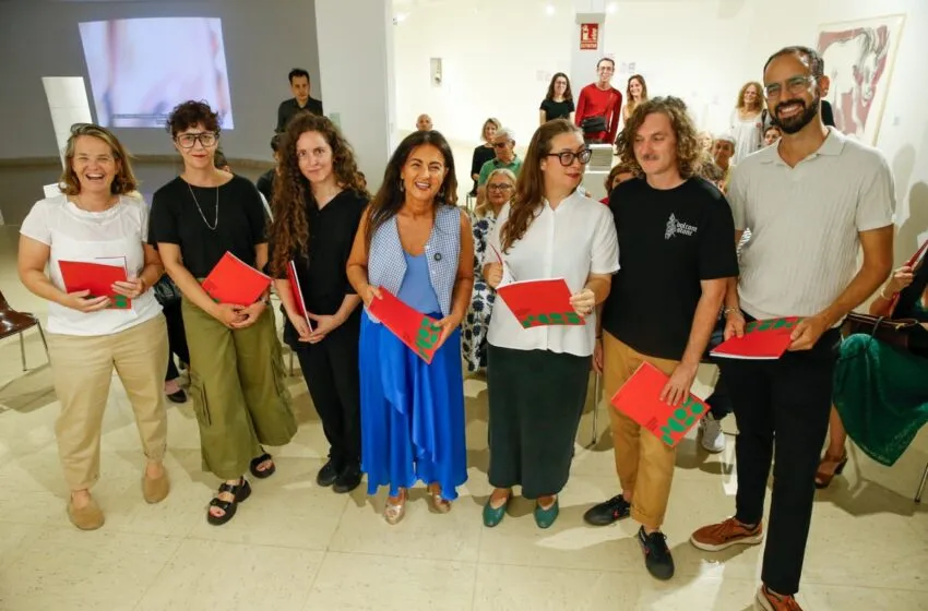 Begoña Gómez del Río junto a los participantes de la charla abierta. (Foto: Lara Revilla)