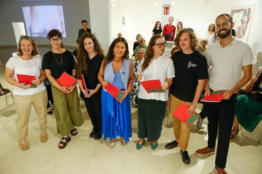 Begoña Gómez del Río junto a los participantes de la charla abierta. (Foto: Lara Revilla)