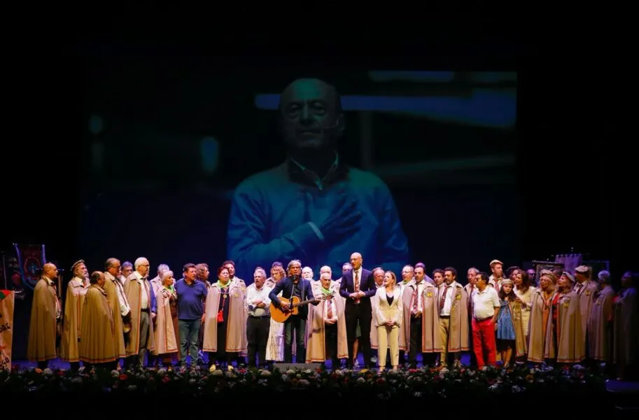 Momento final del acto del XXV Capítulo de la Cofradía del Hojaldre de Torrelavega. FOTO: Lara Revilla