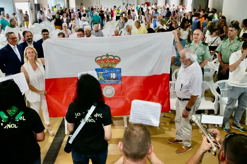 La consejera de Desarrollo Rural, María Jesús Susinos, entrega la bandera de Cantabria (FOTO: Nacho Romero)