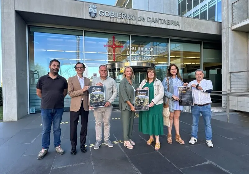 La consejera, María Jesús Susinos, acompañada de los organizadores de la Feria, en la presentación del cartel (FOTO: Nacho Romero)