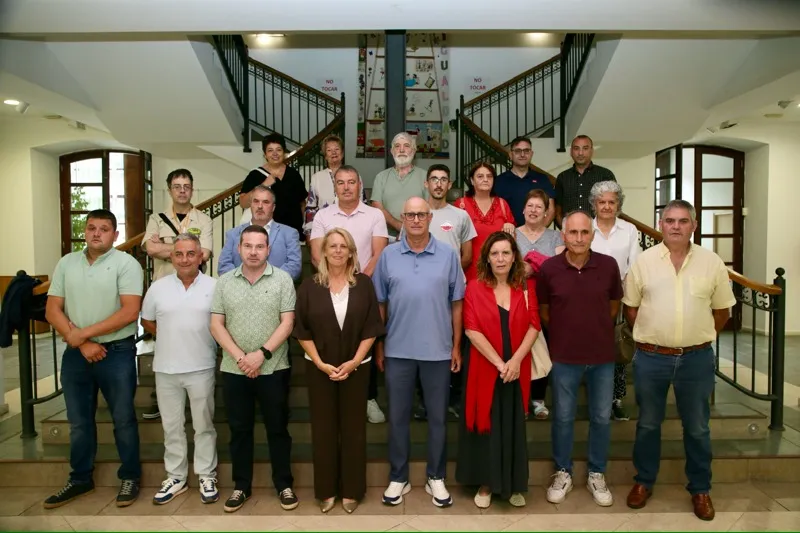 La consejera, María Jesús Susinos, posa con las autoridades y los firmantes de de los proyectos del GAL Asón-Agüera-Trasmiera (FOTO: Nacho Romero)