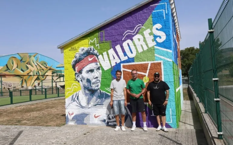 Noticias de Cantabria | El Cántabro | El entorno de las pistas de tenis de Reinosa estrena un nuevo mural dedicado al deporte y al tenis