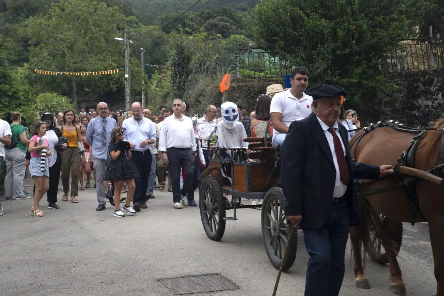 Noticias de Cantabria | El Cántabro | Roberto Media asiste a la festividad de la Gata Negra de Carasa