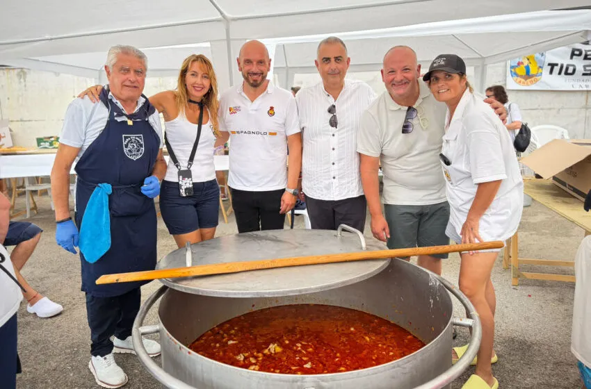Noticias de Cantabria | El Cántabro | El consejero de Fomento comparte con los vecinos de Laredo el tradicional concurso de marmita