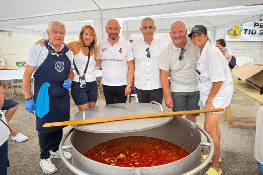 Noticias de Cantabria | El Cántabro | El consejero de Fomento comparte con los vecinos de Laredo el tradicional concurso de marmita