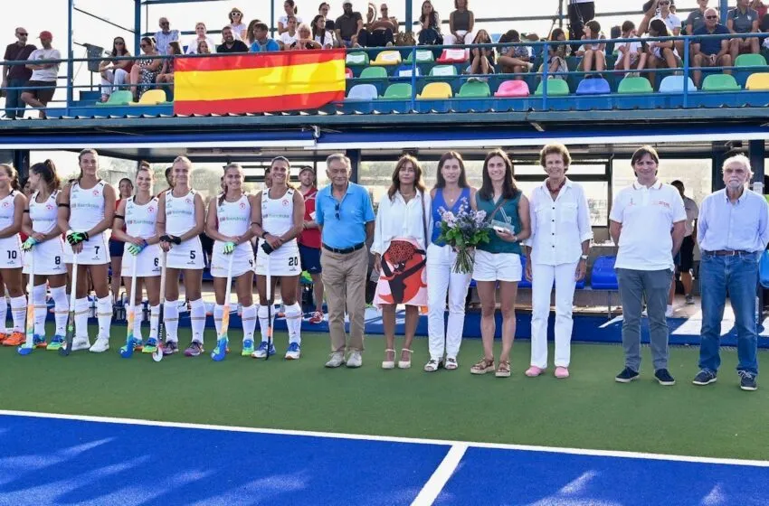  El Ayuntamiento rinde homenaje a la jugadora santanderina de hockey Beatriz Pérez