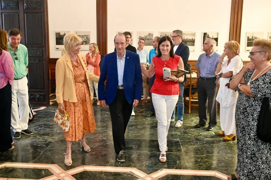 Noticias de Cantabria | El Cántabro | La alcaldesa asiste a la donación de varias fotografías de Vicente Miera al Nueva Montaña