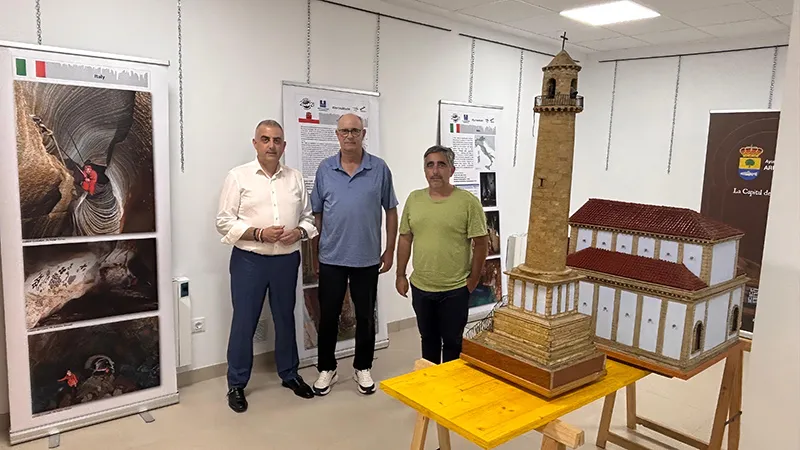 El consejero ha recorrido los renovados espacios con el alcalde de Arredondo y el director general de Vivienda (Foto: Oficina de Comunicación)