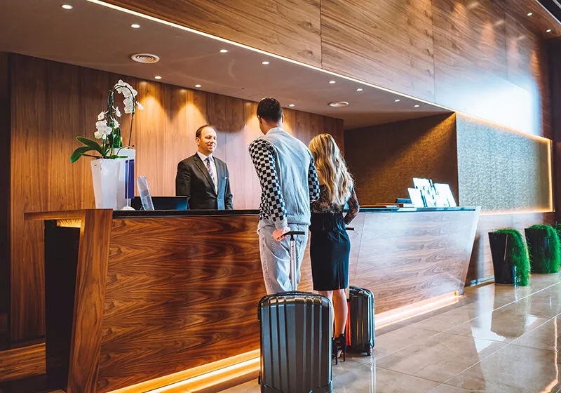 La hora de entrada, la hora de salida, los cargos por early check-in o late check-out y la información que debe facilitar el establecimiento son aspectos que conviene conocer antes de reservar (Foto: Oficina de Comunicación)