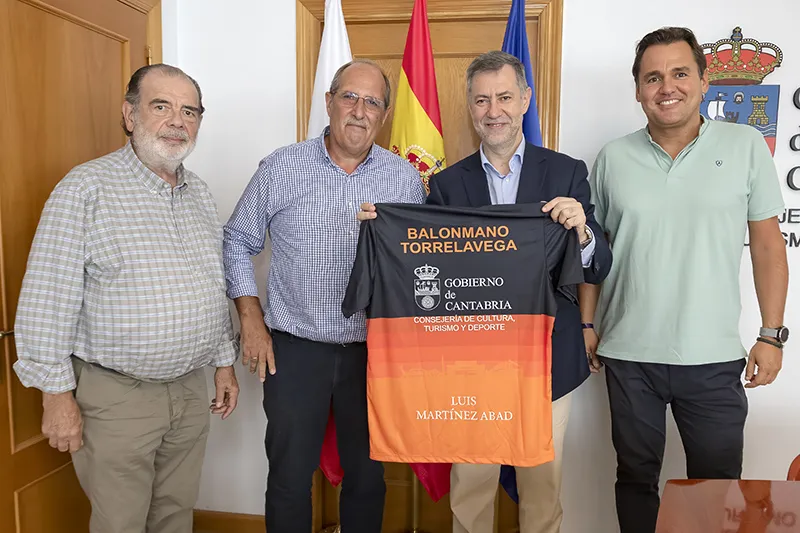 El consejero de Deporte, Luis Martínez Abad, junto con los directivos del Bathco BM Torrelavega, Antonio Gómez Peña y Alfredo Abarca Díaz. (Foto: Emma Portillo)
