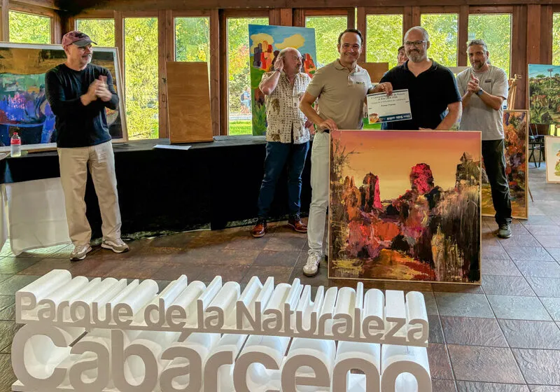 Javier Gilmartín luce su obra ganadora junto al director del Parque de la Naturaleza de Cabárceno. (Foto: Gobierno de Cantabria)