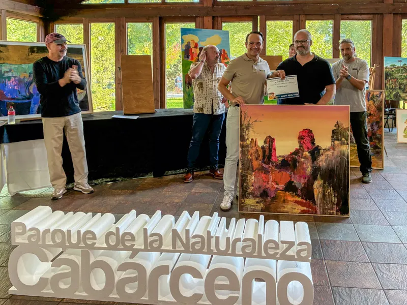 Javier Gilmartín luce su obra ganadora junto al director del Parque de la Naturaleza de Cabárceno. (Foto: Gobierno de Cantabria)