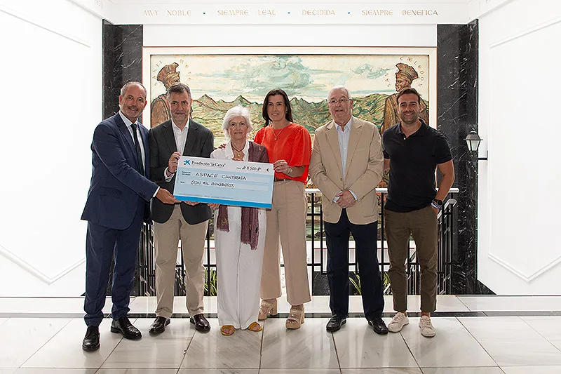 El consejero de Cultura, Luis Martínez Abad, ha participado en la entrega del cheque solidario a ASPACE Cantabria (FOTO: Patricia Pereda)