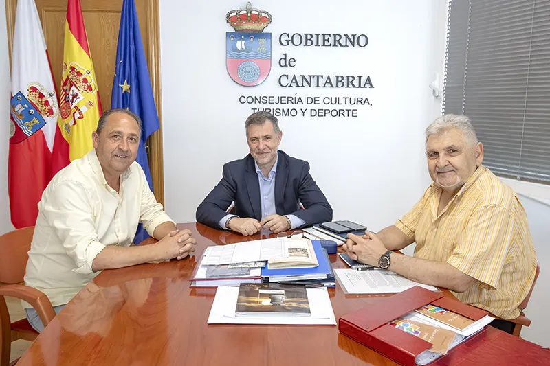 El consejero de Cultura, Martínez Abad, junto con José Quintanal y Fernando del Río, representantes de la Sociedad Cántabra de Escritores. (Foto: Emma Portilo)