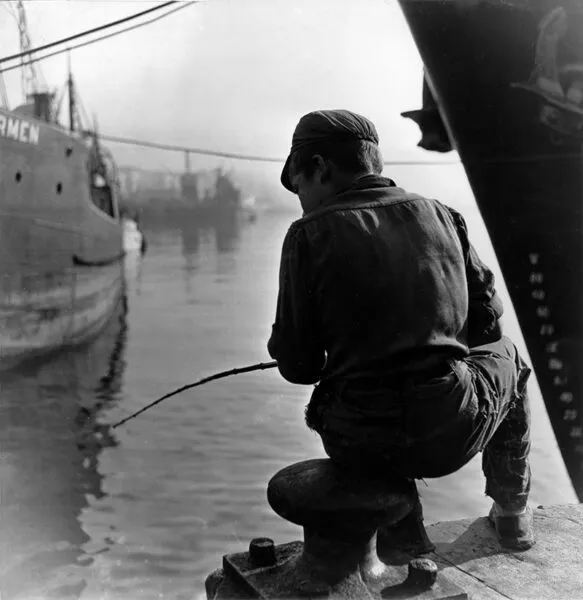 Fotografía de un niño pescando en la bahia de Santander. (Foto: Francisco Santamatilde)