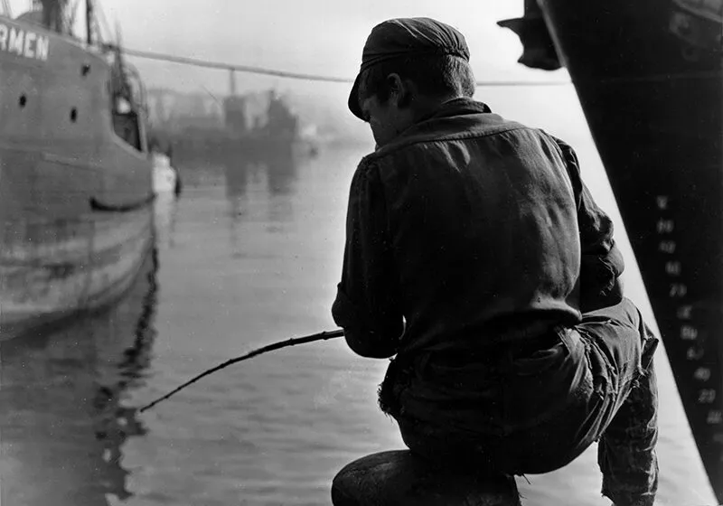 Fotografía de un niño pescando en la bahia de Santander. (Foto: Francisco Santamatilde)