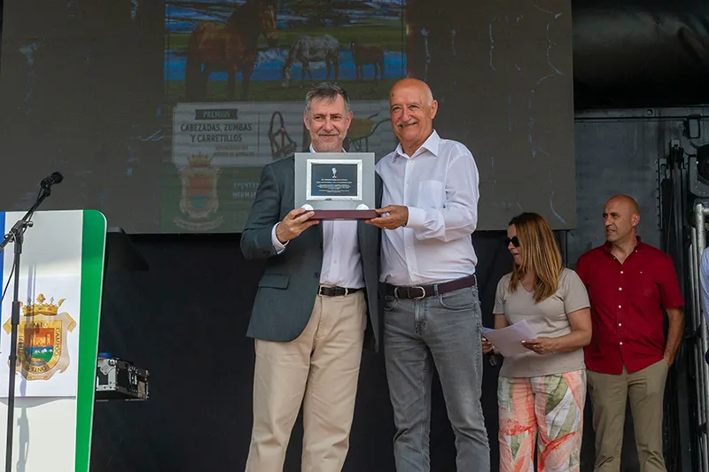 El consejero de Cultura recibe el reconocimiento a su departamento del alcalde de Hermandad de Campoo de Suso. (Foto: Miguel López)