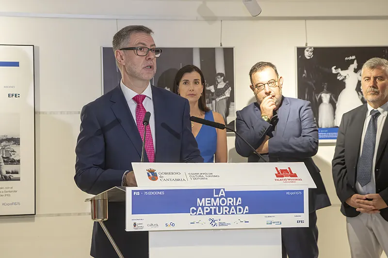El consejero de Cltura, Luis Martínez Abad, en la presentación de la exposición 'La memoria capturada' acompañado por la alcaldesa de Santander, Gema Igual, el director del FIS, Cosme Marina y el presidente de la Agencia EFE, Miguel Angel Oliver. (Foto: Emma Portillo)