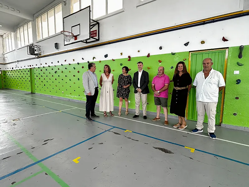 El consejero de Deporte, Luis Martínez Abad, visita las obras realizadas en el pabellón polideportivo del IES Montesclaros de Reinosa (FOTO: Gobierno de Cantabria)
