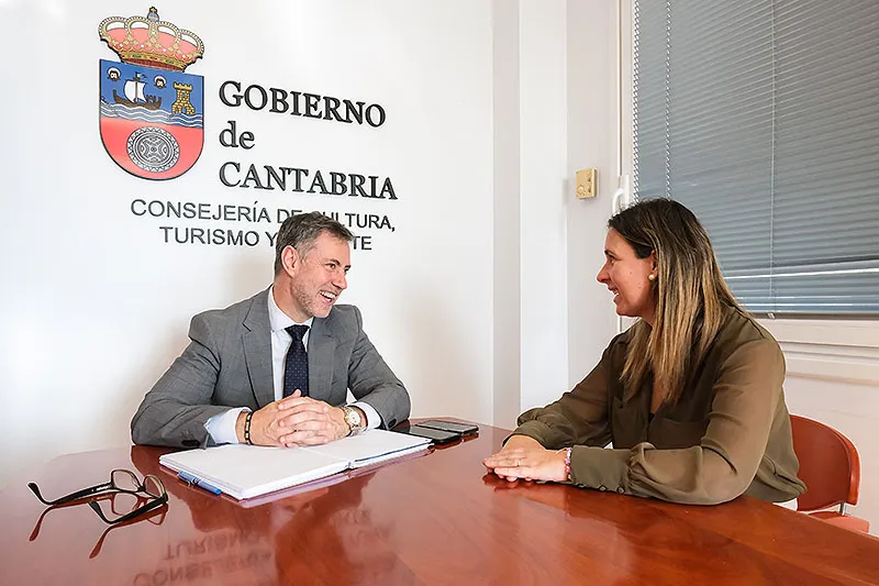 Foto de archivo de la reunión entre el consejero de Turismo, Luis Martínez Abad, y la alcaldesa de Noja, Mireia Maza. (Foto: Raúl Lucio)