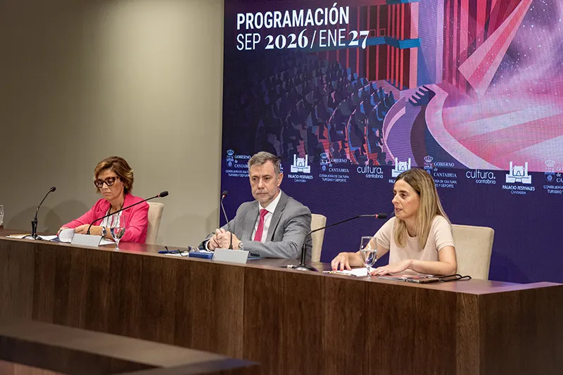 De izquierda a derecha, María Fernánez-Rosillo, directora de la SRCD, el consejero de Cultura Luis Martínez Abad, y la responsable de la programación, Isabel Ibarra. (Foto: José Cavia)