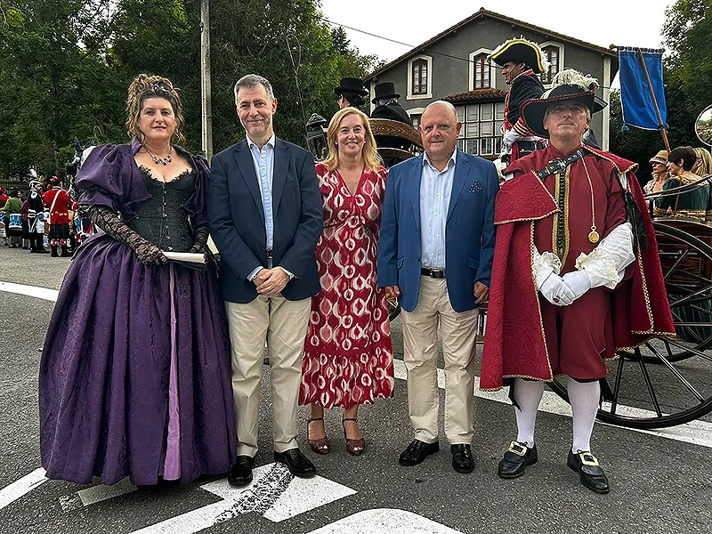 El consejero de Turismo y la presidenta del Parlamento, entre otros, durante la celebración de esta fiesta emblemática de La Cavada (FOTO: Oficina de Comunicación)
