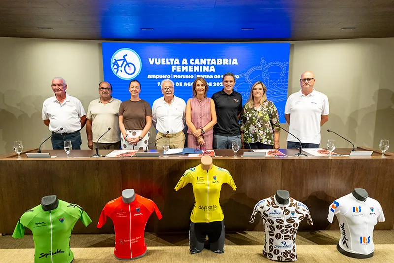 Acto de presentación de una nueva edición de la Vuelta Ciclista Femenina a Cantabria. (Foto: Miguel López)