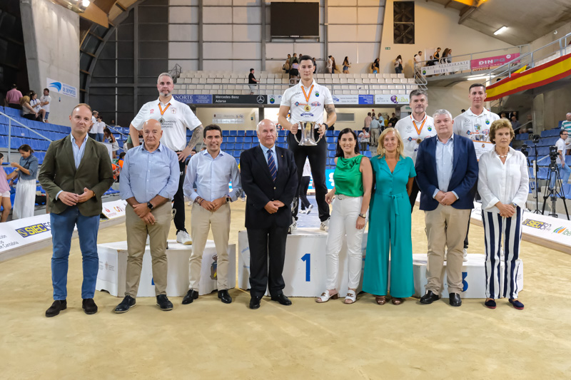 Luis Ángel Agüeros junto al campeón de España en la foto de familia del concurso de bolos. (Foto: Raúl Lucio)