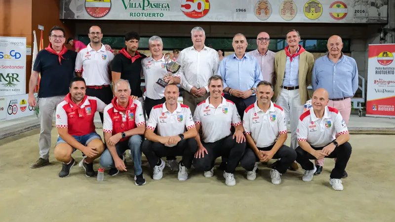 Imagen de las autoridades con los integrantes de la peña ganadora de la Copa Presidenta (FOTO: Raúl Lucio)
