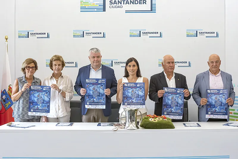 El consejero Luis Ángel Agüeros junto a la alcaldesa de Santander durante la presentación de la Semana Bolística Santander 2026. (Foto: Emma Portillo)