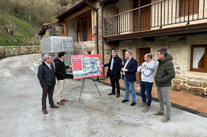Foto de archivo de una visita a Polaciones del consejero de Fomento, Roberto Media. (Foto: Gobierno de Cantabria)