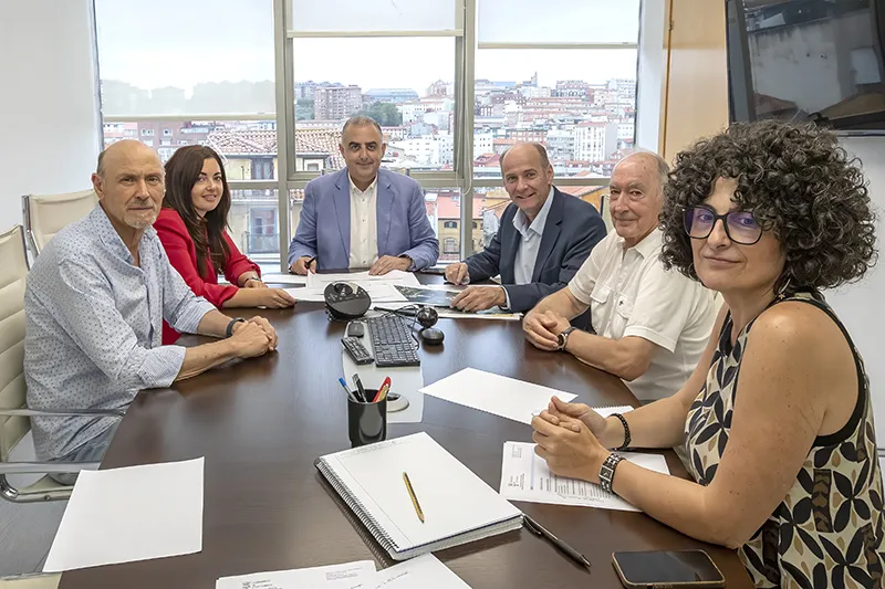En el encuentro con el alcalde y varios miembros de la corporación ha estado también presente la directora general de Obras Públicas, Carmen López. (Foto: Emma Portillo)