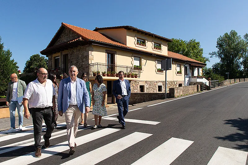 El consejero ha supervisado la actuacion ejecutada a través de los contratos de conservación que el Ejecutivo autonómico mantiene para el mantenimiento de la red regional de carreteras (Foto: Patricia Pereda)