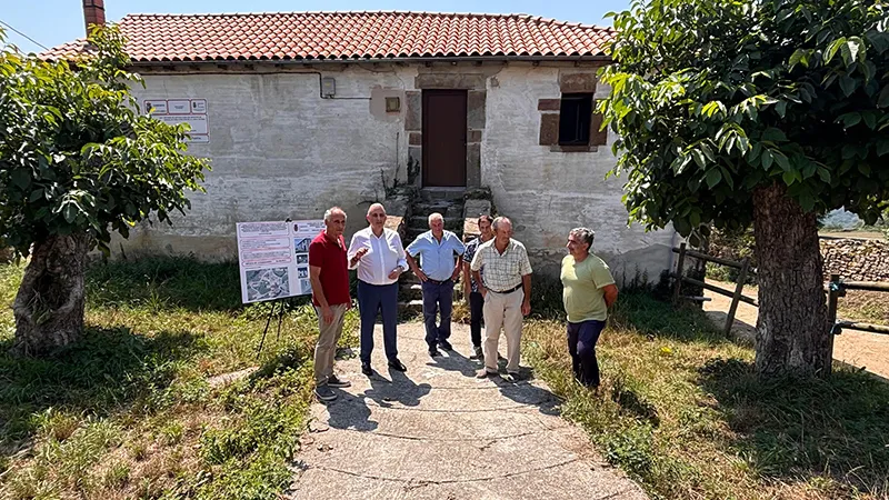 Media ha visitado los trabajos, acompañado por el director general de Vivienda, Carlos Montes; el alcalde de Soba, Julián Fuentecilla, y otros miembros de la Corporación municipal (Foto: Oficina de Comunicación)