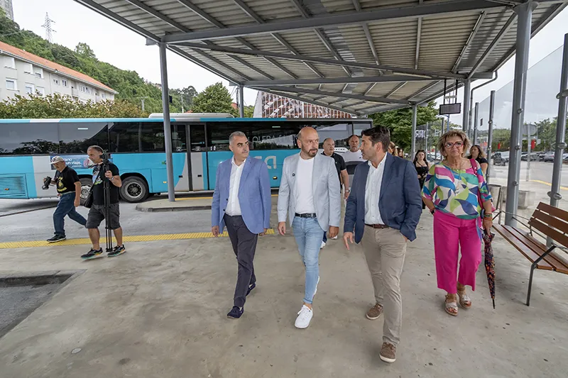 El consejero ha recorrido las reformadas instalaciones acompañado del alcalde del municipio y del director general de Transporte y Comunicaciones, Pablo Herrán. (Foto: Jose Cavia)