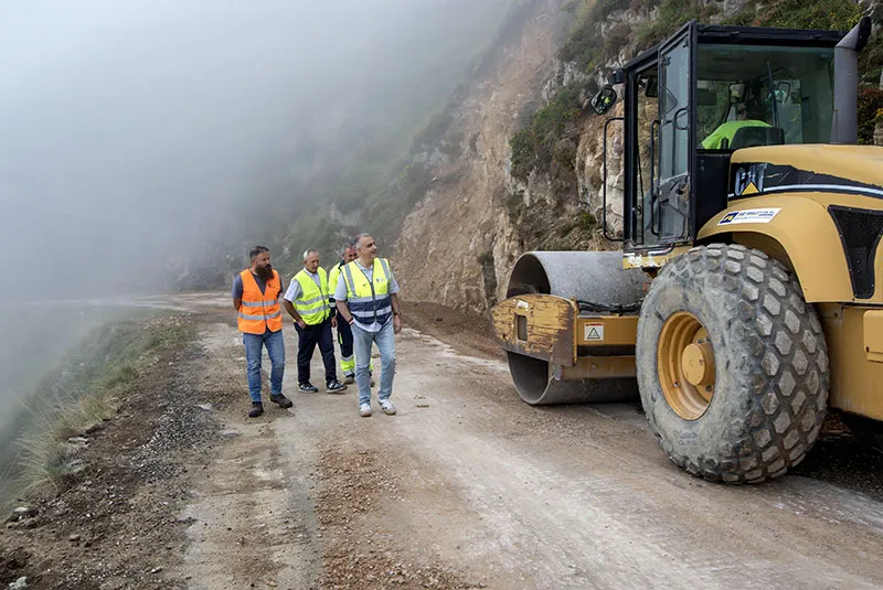 Roberto Media durante la supervisión de cómo marchan las obras de la carretera del Puerto de Lunada (Foto: José Cavia)