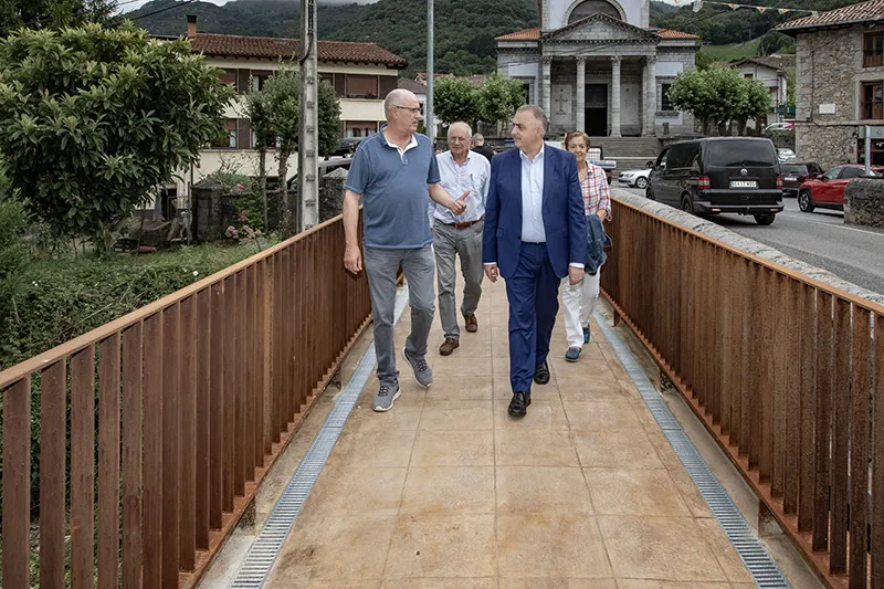 El consejero de Fomento durante una de las visitas a la zona de actuación (Foto: Gobierno de Cantabria)