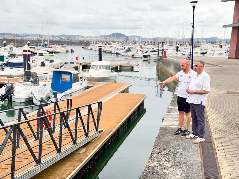 Imagen de archivo de una visita del consejero al puerto de Laredo, junto a su alcalde (Foto: Oficina de Comunicación)