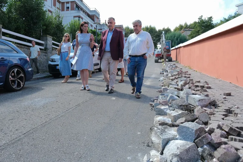 Gema Igual, Roberto Media y Agustín Navarro (concejal de Fomento del Ayuntamiento de Santander) durante la visita hoy a la zona de obras (Foto: Raúl Lucio)