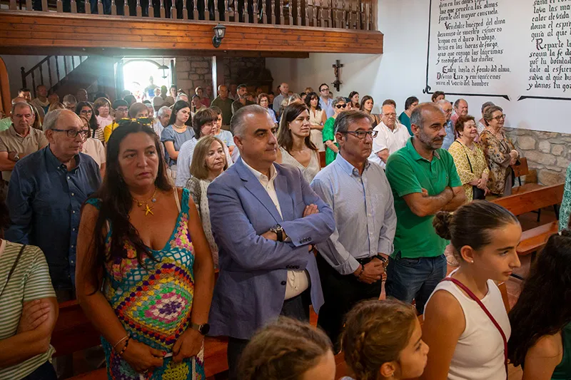 El consejero, junto al alcalde de Santa María de Cayón, ha participado en la misa solemne en la iglesia de San Esteban (Foto: Miguel López de la Parra)