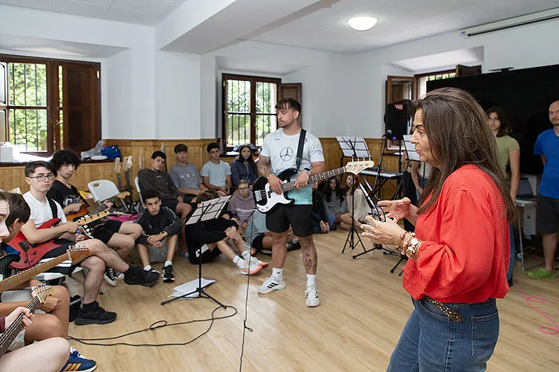 La consejera de Juventud durante su visita al campamento musical del albergue de Solórzano. (Foto: Patricia Pereda)