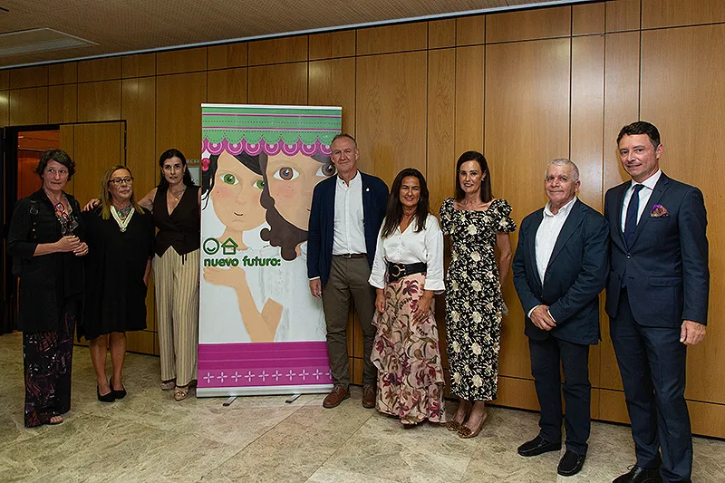 Foto de familia de la consejera con el resto de autoridades y miembros de Nuevo Futuro (FOTO: Patricia Pereda)