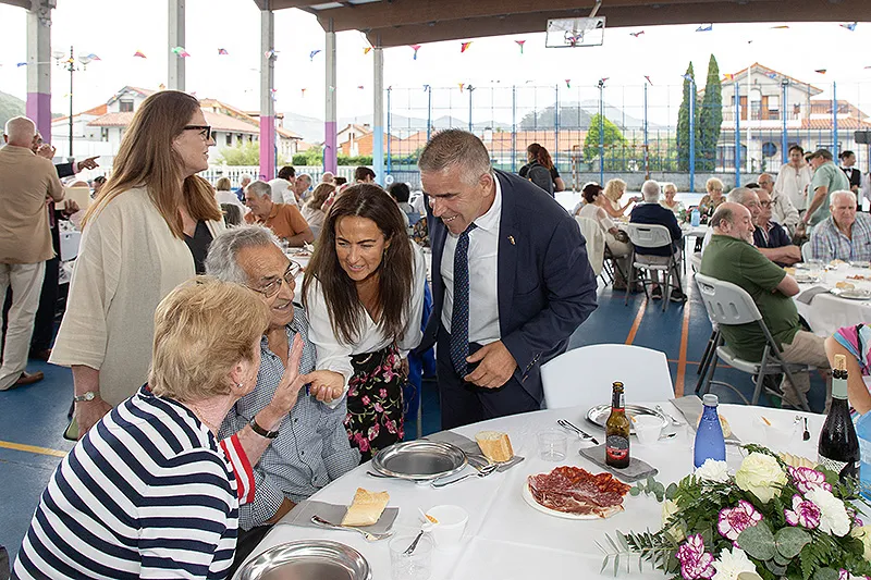 La consejera de Inclusión Social junto al alcalde de Argoños en el homenaje a los mayores del municipio. (Patricia Pereda)