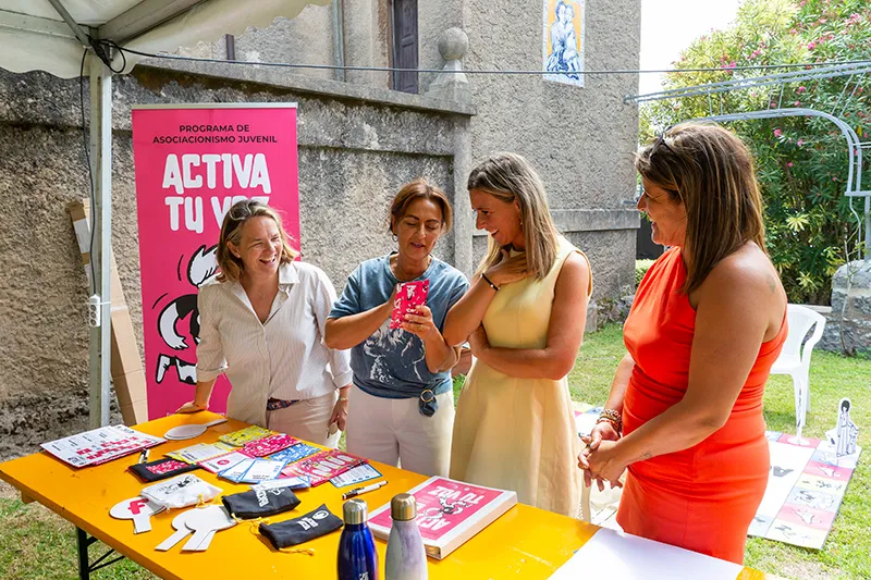 La consejera de Juventud en uno de los stands instalados para los jóvenes. (Foto: Miguel López)