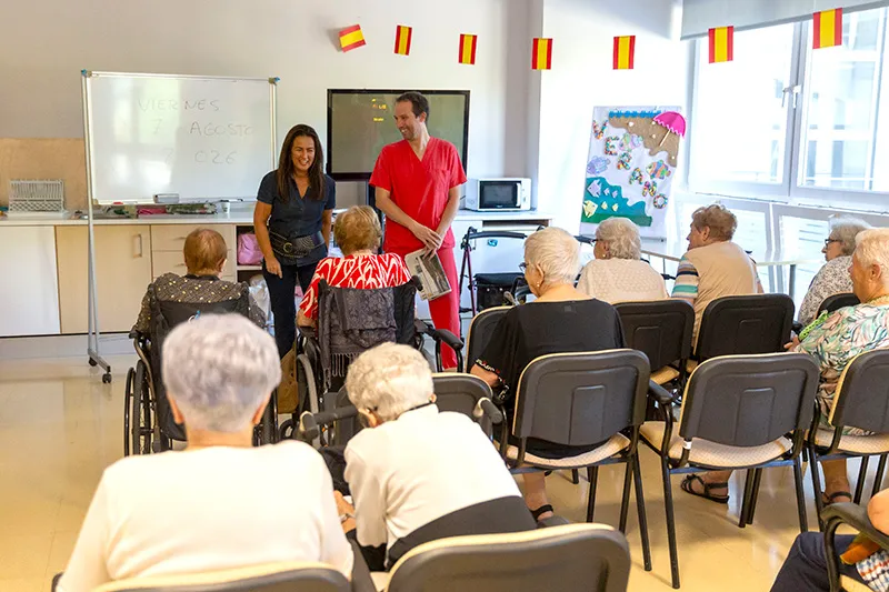 La consejera de Inclusión Social durante su visita a la Residencia La Caridad. (Foto: MIguel López)