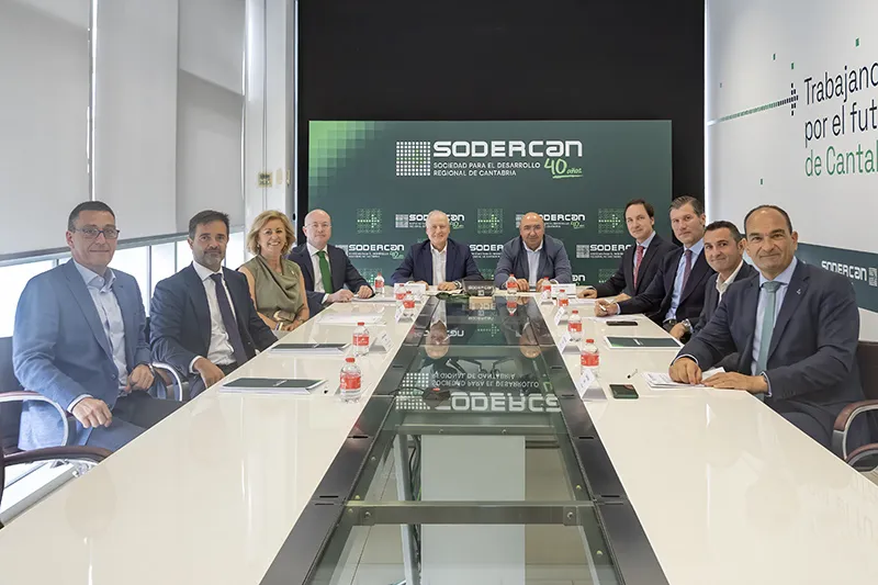 El consejero de Industria en la firma de los convenios con las entidades bancarias. (Foto: Enma Portillo)