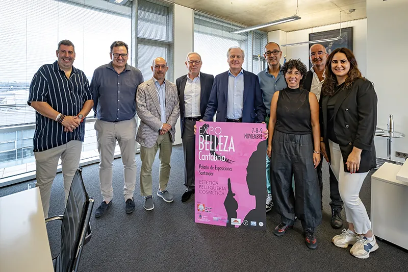 El consejero Arasti, junto al resto de representantes de las entidades organizadoras, con el cartel de la Feria (Foto: José Cavia)
