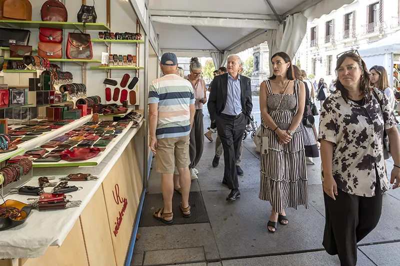 El consejero Eduardo Arasti junto a la alcaldesa de Santander visitando los stands participantes en la feria. (Foto: Emma Portillo)