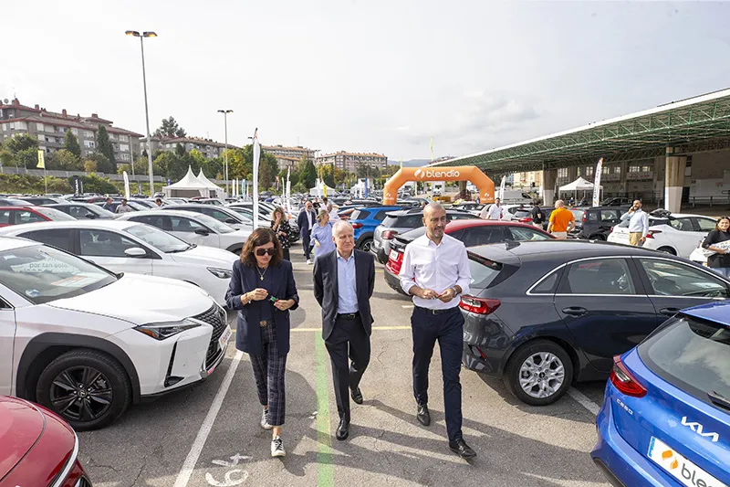 Foto de archivo del consejero Eduardo Arasti visitando una feria de automoción celebrada en Torrelavega. (Foto: Miguel López)